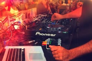 music-red-color-nightlife-club-dj-1169608-pxhere.com-min